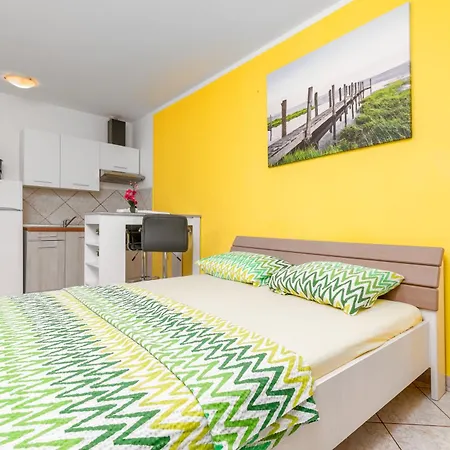 Apartamento With Wifi Stinjan, - 24743 Pula
